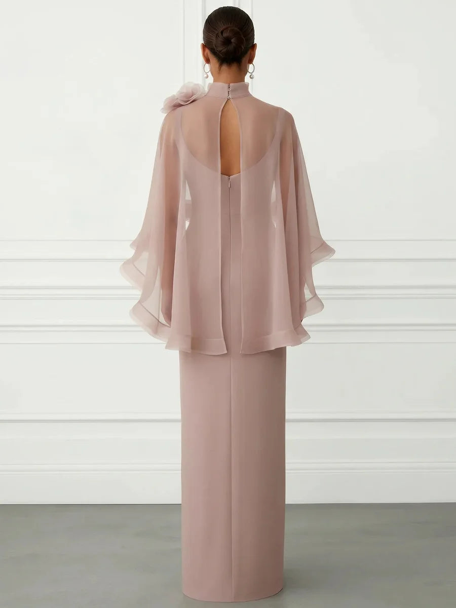 Amapola, vestido largo de gala rosa palo con capa transparente, vista de espalda