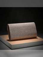 Lateral del bolso de mano brillante en tono champán