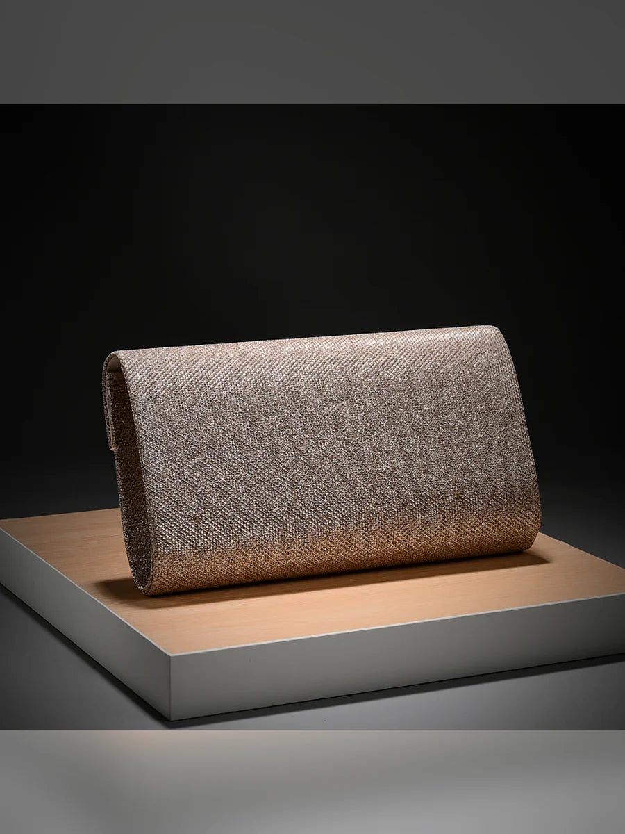 Lateral del bolso de mano brillante en tono champán
