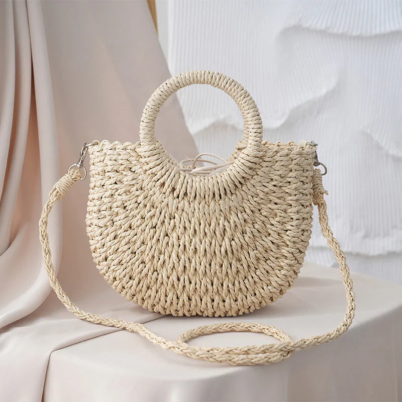 Bolso de paja tejida blanco roto de frente con trenza larga