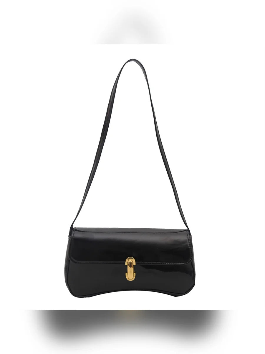 Bolso de hombro negro brillante con asa larga sobre fondo blanco
