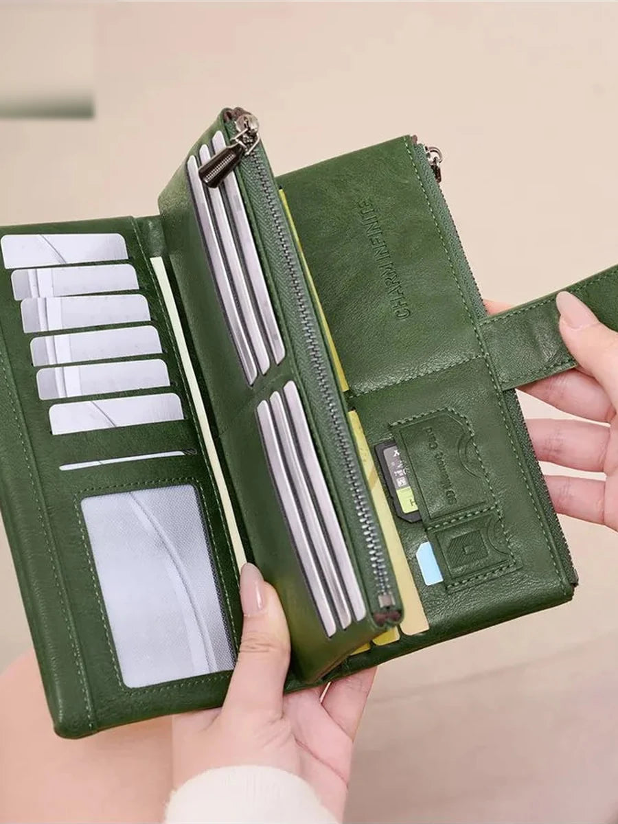 Interior de la cartera verde con ranuras para tarjetas y portafotos