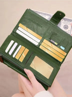 Cartera verde abierta mostrando compartimentos para billetes y tarjetas
