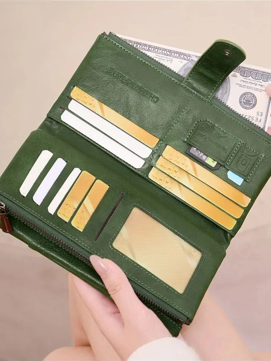 Cartera verde abierta mostrando compartimentos para billetes y tarjetas
