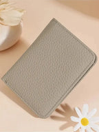 Cartera compacta gris vista por fuera con acabado texturizado