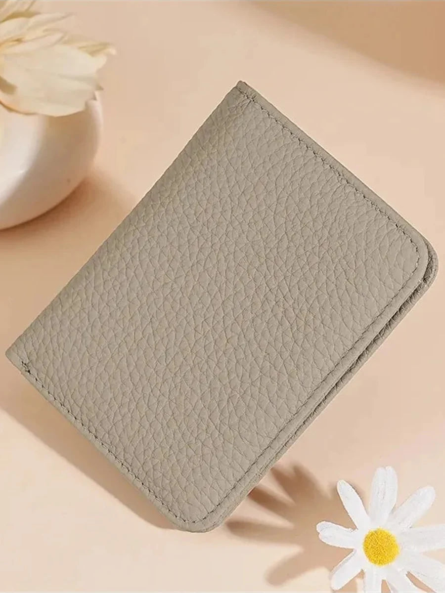 Cartera compacta gris vista por fuera con acabado texturizado