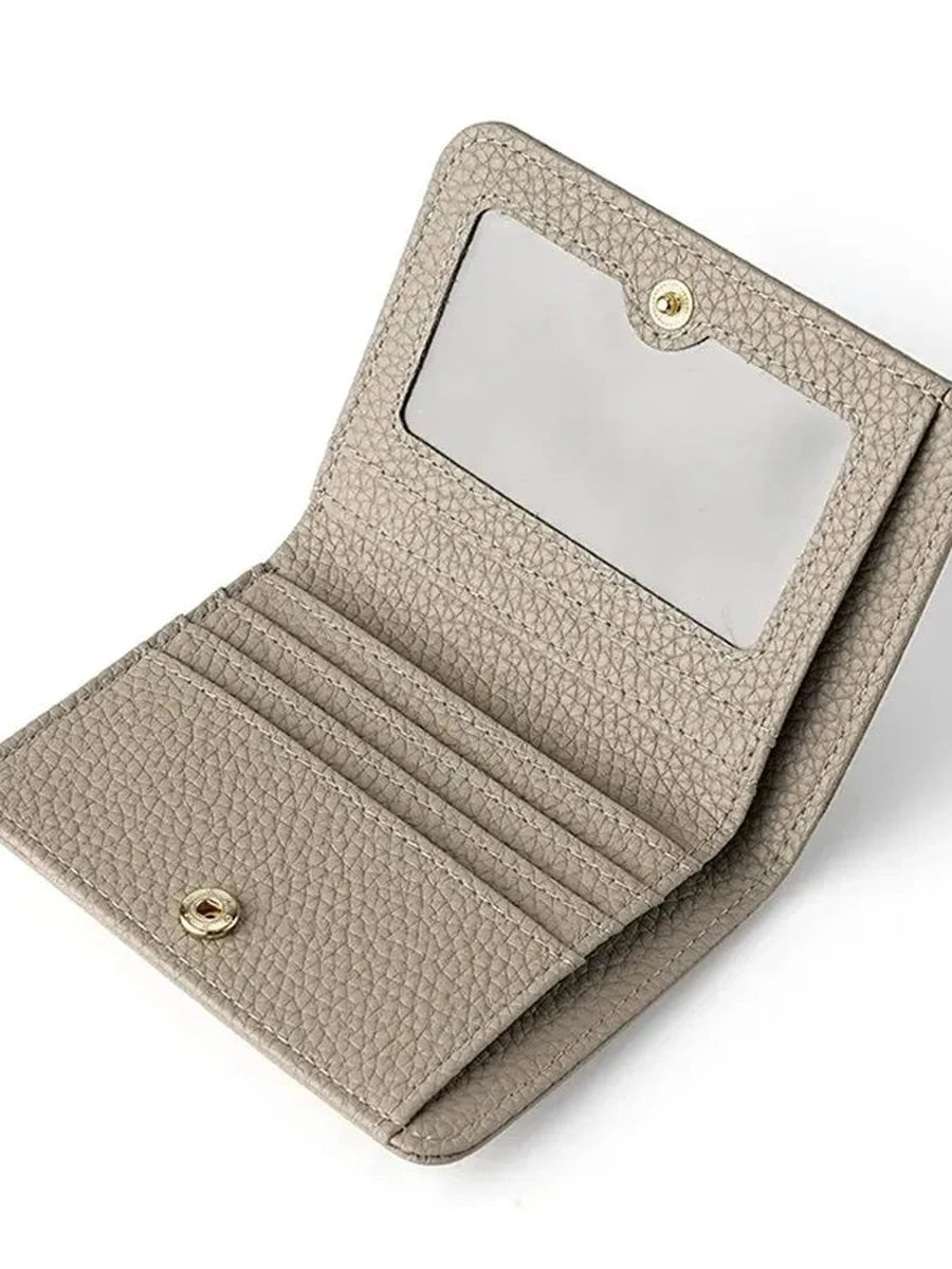 Cartera compacta abierta mostrando portatarjetas y portafotos con ventana transparente