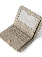 Cartera compacta abierta mostrando portatarjetas y portafotos con ventana transparente