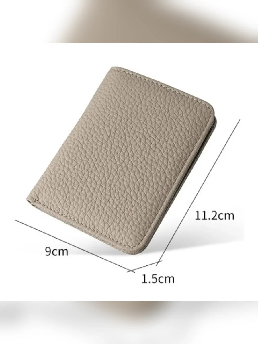 Cartera compacta con medidas: 11,2 cm de alto, 9 cm de ancho y 1,5 cm de grosor