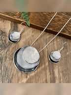 Set de collar y aretes esmaltados en gris y negro con cadena plateada