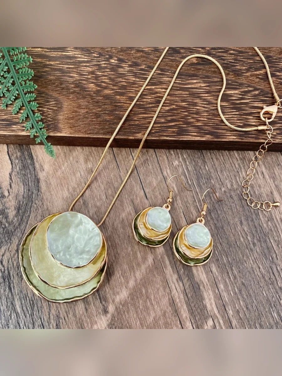 Set de collar y aretes esmaltados en verde y amarillo