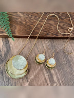 Set de collar y aretes esmaltados en verde y amarillo
