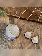 Set de collar y aretes esmaltados en morado y azul