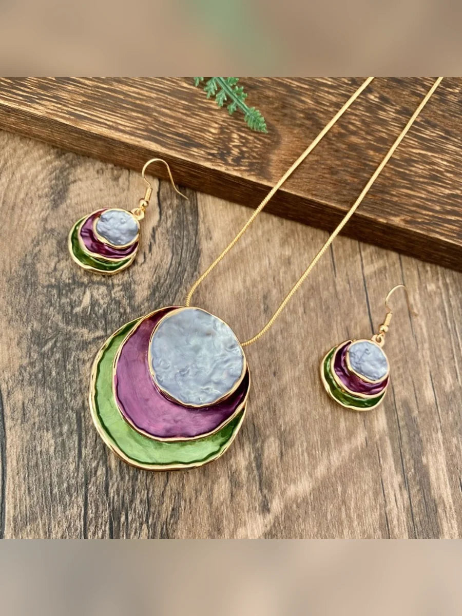 Set de collar y aretes esmaltados en verde y magenta