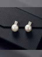 Aretes de perla con cuadrado de cristales en plateado