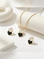 Set de collar y aretes con rombos esmaltados en blanco y negro