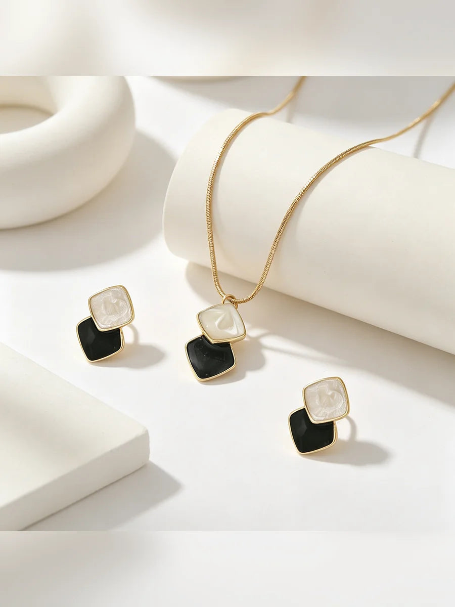 Set de collar y aretes con rombos esmaltados en blanco y negro