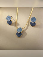 Collar de cadena plana y aretes con rombos esmaltados en azul