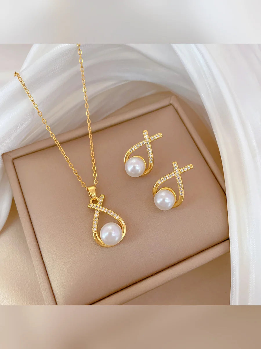 Collar y aretes de perla con cristales en forma de gota en una caja de presentación