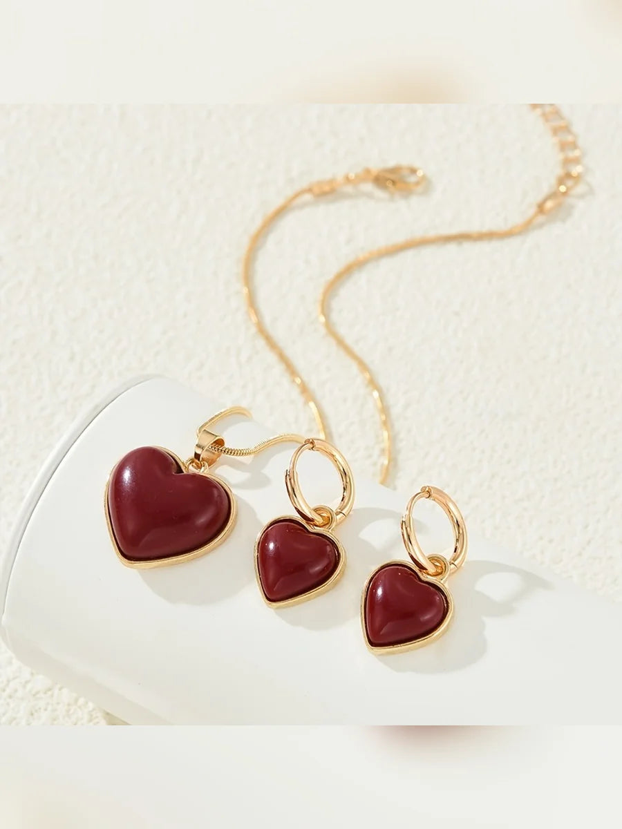 Set de corazones rojos con borde dorado sobre soporte blanco