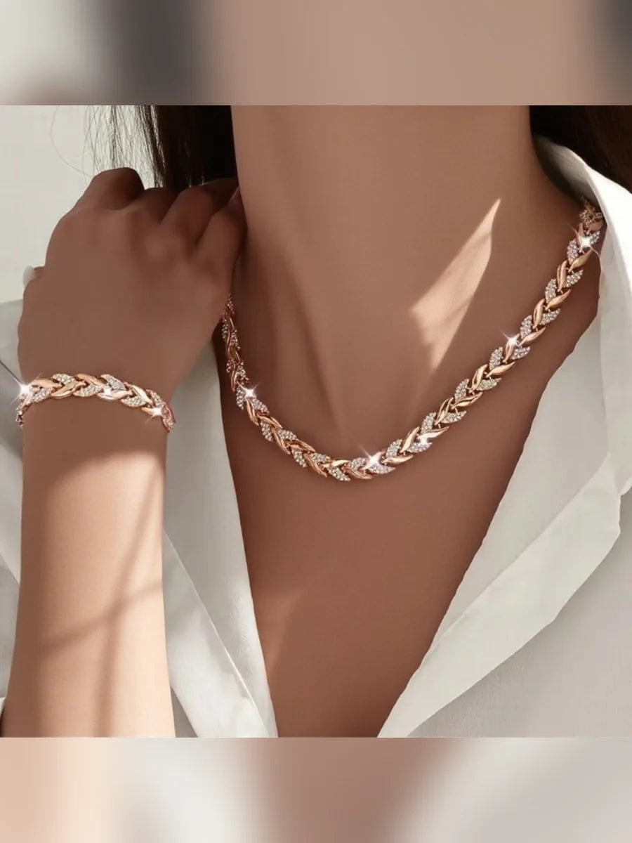 Mujer con collar y pulsera trenzados con cristales en oro rosa