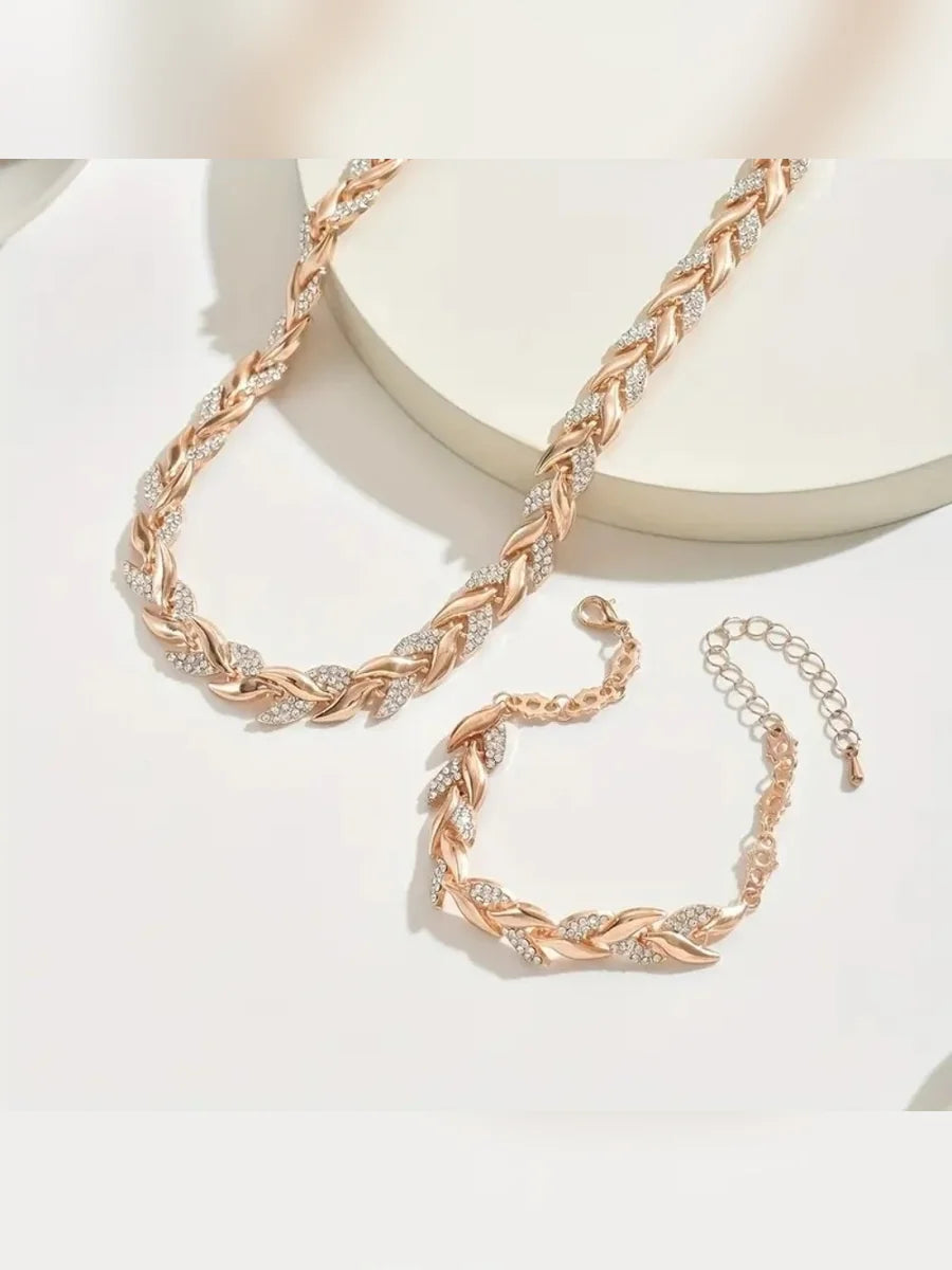 Set de collar y pulsera trenzados en oro rosa sobre fondo claro