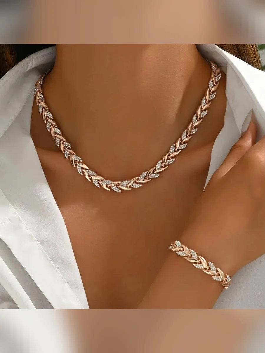 Collar trenzado de cristales en oro rosa sobre jersey blanco