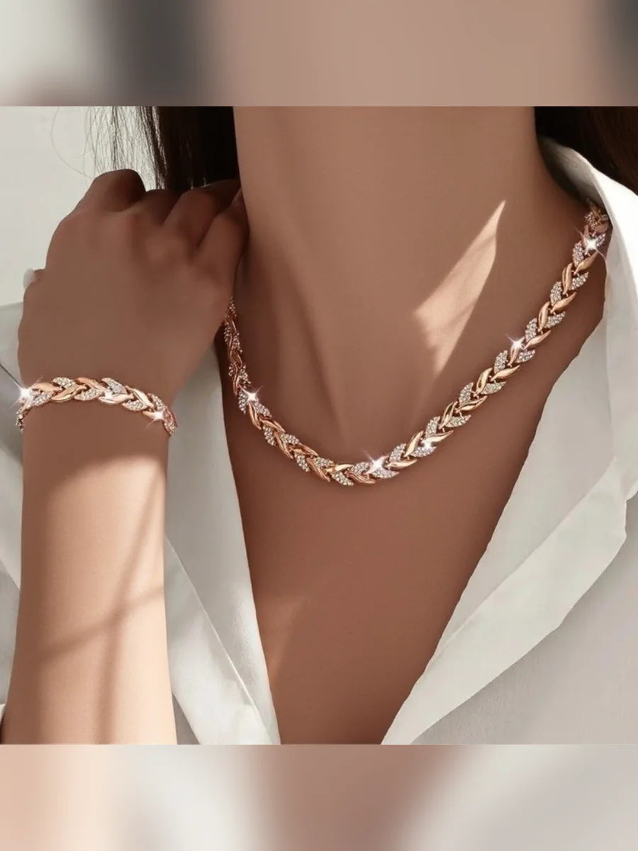 Collar trenzado con cristales y pulsera en oro rosa vistos de cerca