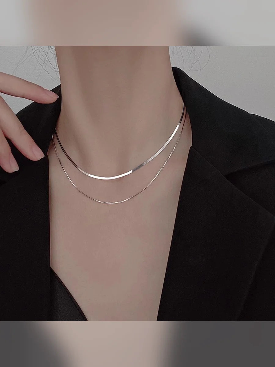 Collar doble capa de plata con cadena plana y cadena fina, con chaqueta negra