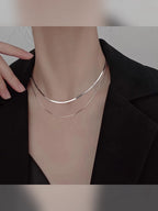 Collar doble capa de plata con cadena plana y cadena fina, con chaqueta negra