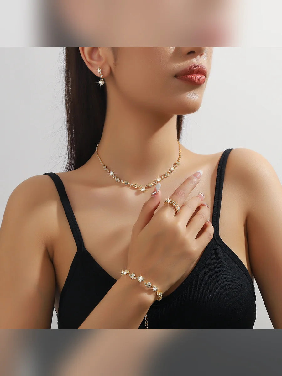 Mujer con collar corto dorado de cristales, pulsera y anillo