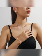 Mujer con collar corto de cristales en tono oro rosa, pulsera y anillo