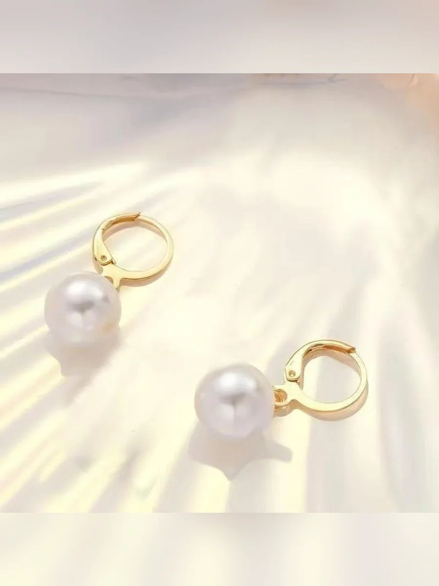 Aretes de aro dorados con perla blanca colgante
