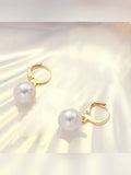 Aretes de aro dorados con perla blanca colgante