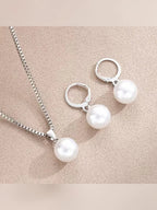 Aretes de aro plateados con perla blanca y collar plateado con dije de perla