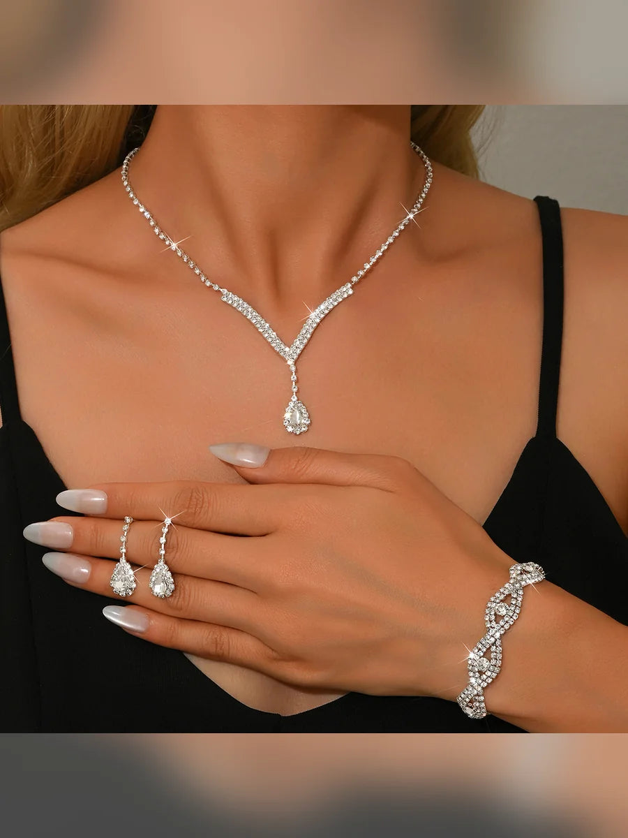 Mujer con collar en V, aretes colgantes y pulsera de cristales transparentes