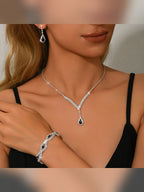 Mujer con collar de cristales y gota negra, pulsera y aretes