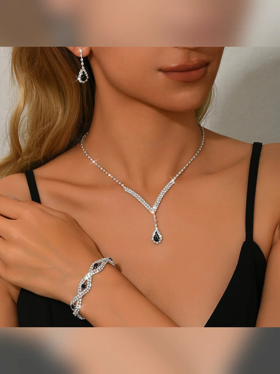 Mujer con collar de cristales y gota negra, pulsera y aretes