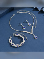Set de collar, aretes y pulsera con cristales azules sobre fondo azul