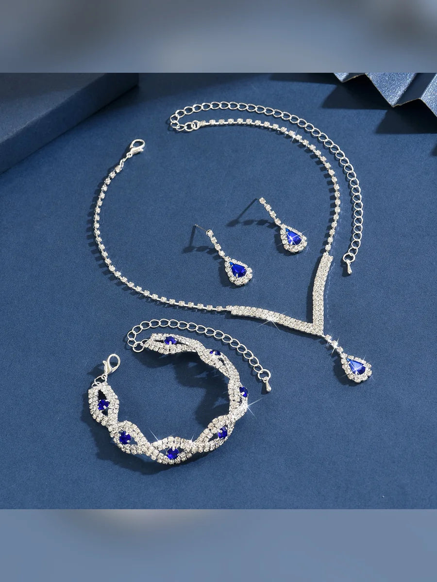 Set de collar, aretes y pulsera con cristales azules sobre fondo azul