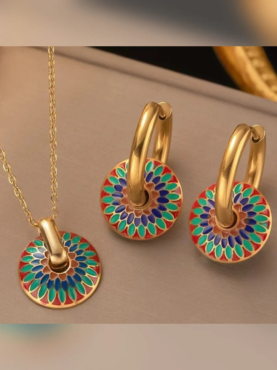 Aretes de aro y collar con disco floral en tonos verde y azul