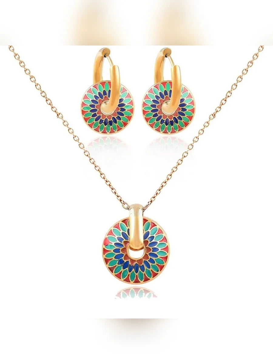 Set de collar y aretes con disco esmaltado sobre fondo blanco