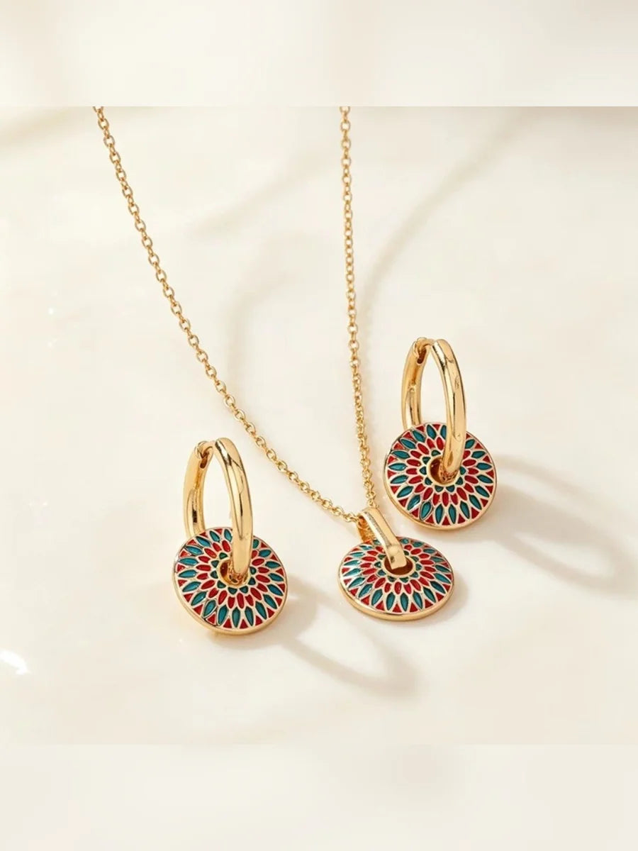 Collar con dije de disco de colores y aretes de aro sobre fondo claro