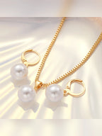 Set de collar y aretes con perlas blancas sobre fondo luminoso