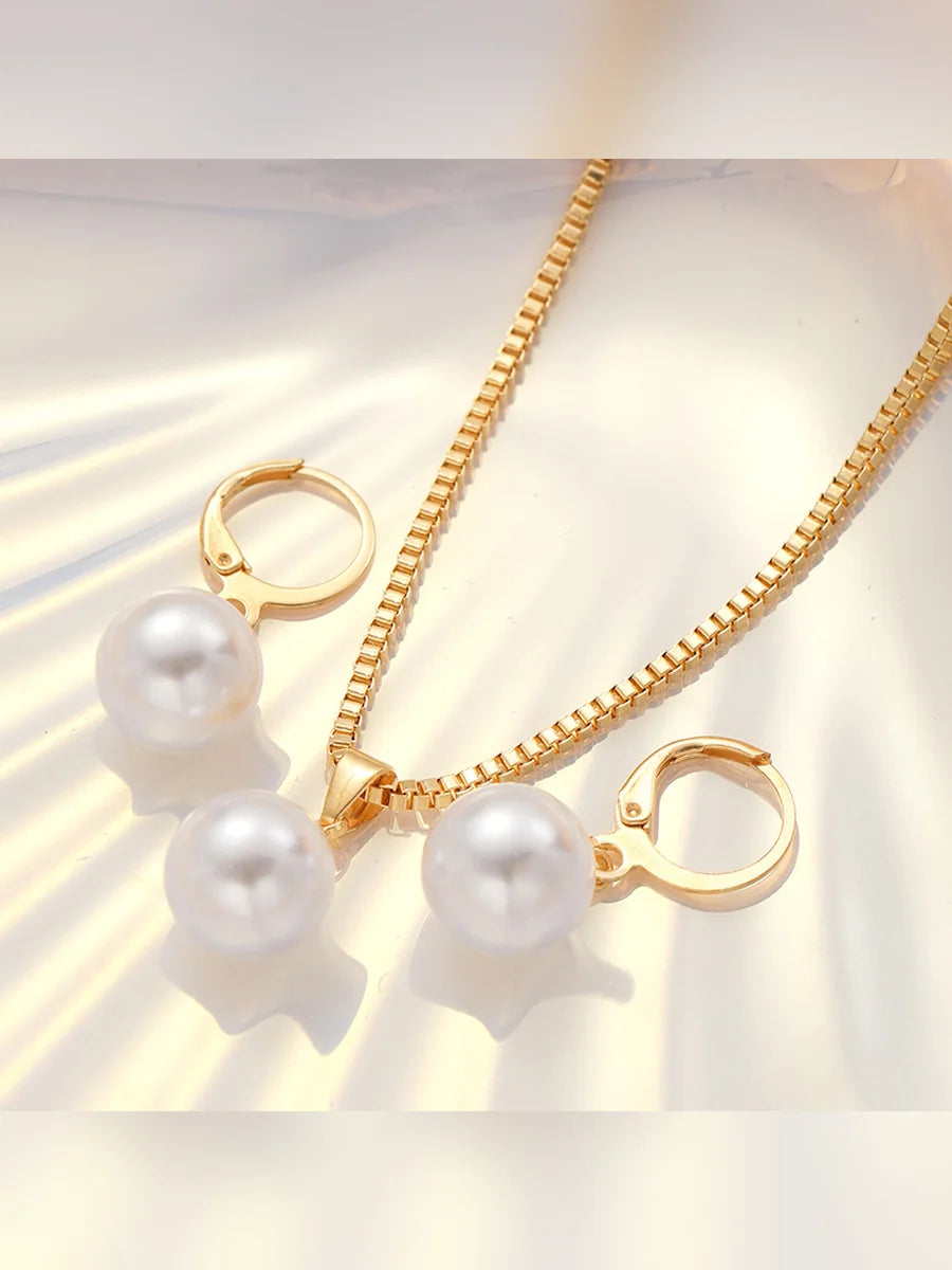 Set de collar y aretes con perlas blancas sobre fondo luminoso