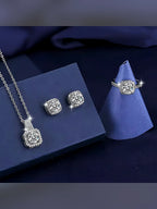 Set de collar, aretes y anillo con circonias sobre fondo azul