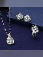 Collar plateado con dije de circonia, aretes cuadrados y anillo ajustable