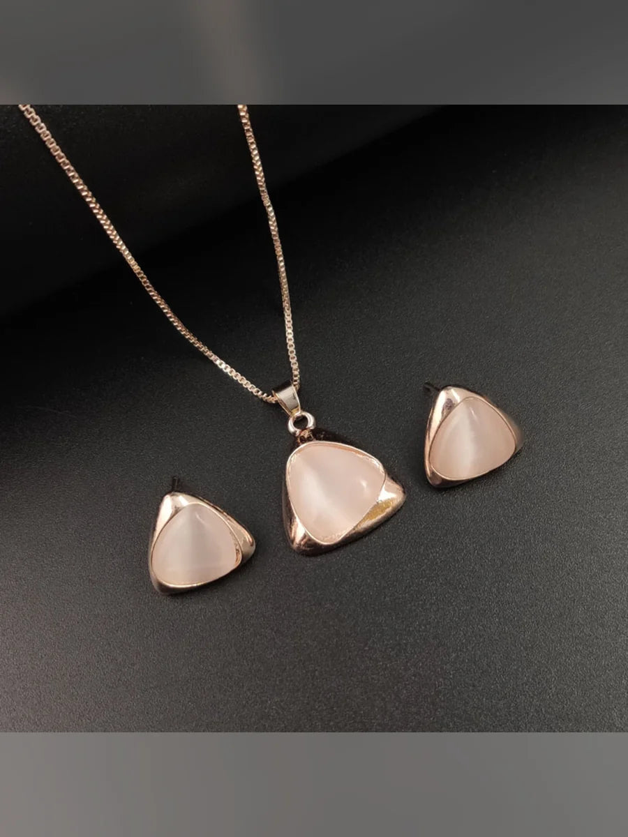 Collar y aretes triangulares con piedra ojo de gato rosa y acabado oro rosa