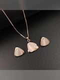 Collar y aretes triangulares con piedra ojo de gato rosa y acabado oro rosa