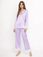 Conjunto de Pijama de Satén con Detalles de Plumas, color lila